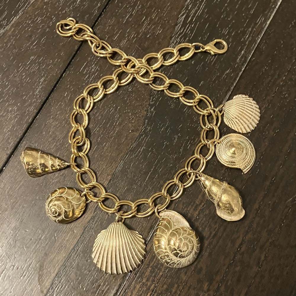 Elegant Gold Seashell Charm Bracelet